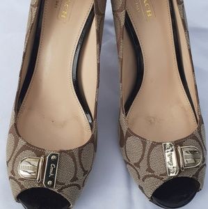 Coach Signature brown pumps